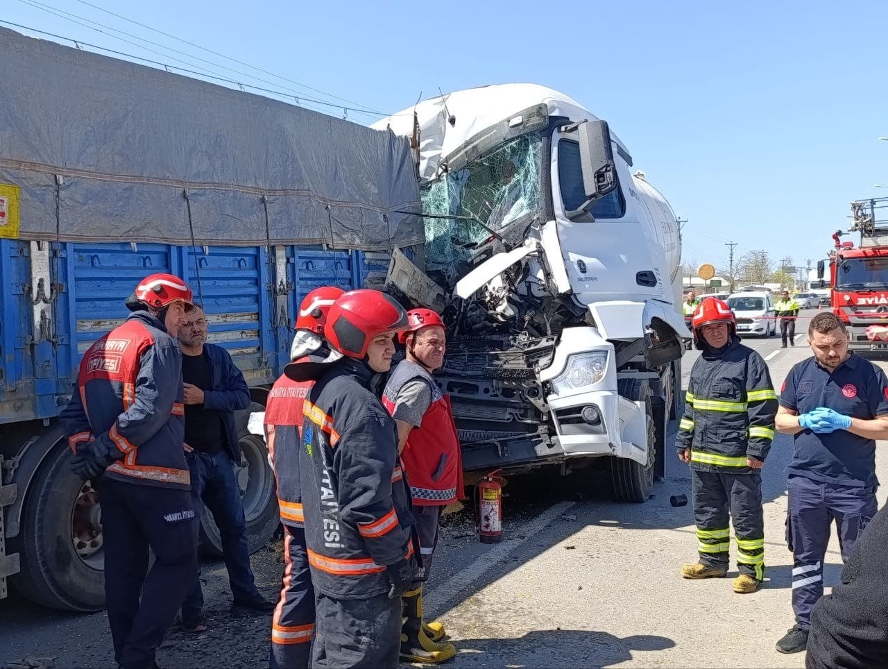 lpg yuklu tanker park halindeki tahil yuklu tira carpti 1 olu 1 agir yarali adcByz9J