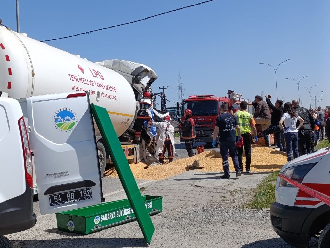 lpg yuklu tanker park halindeki tahil yuklu tira carpti 1 olu 1 agir yarali nUJeQZSH