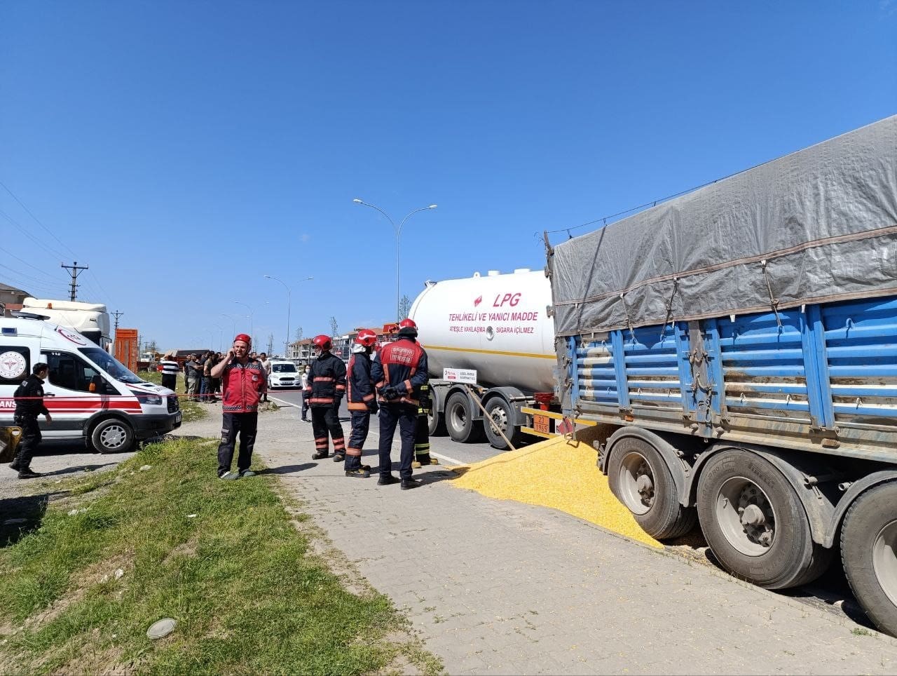 lpg yuklu tanker park halindeki tahil yuklu tira carpti 1 olu 1 agir yarali r7RAqckX