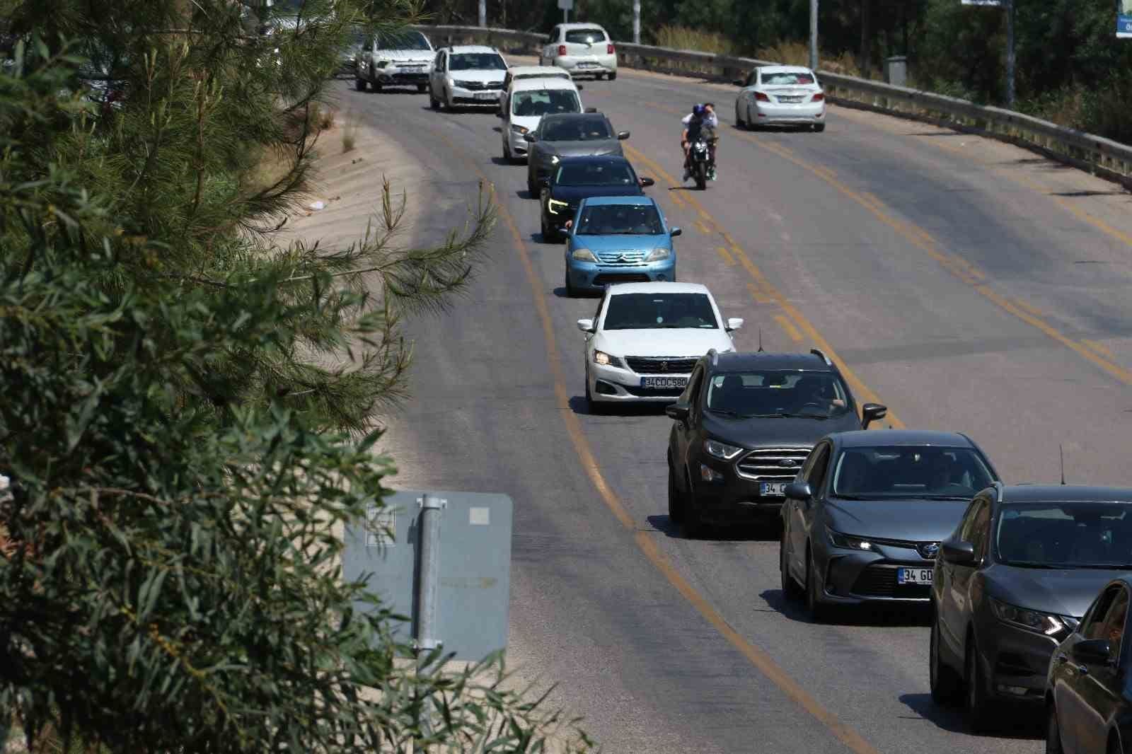 oludeniz yolunda tatilcilerden arac kuyrugu 0 JgR7hmbJ