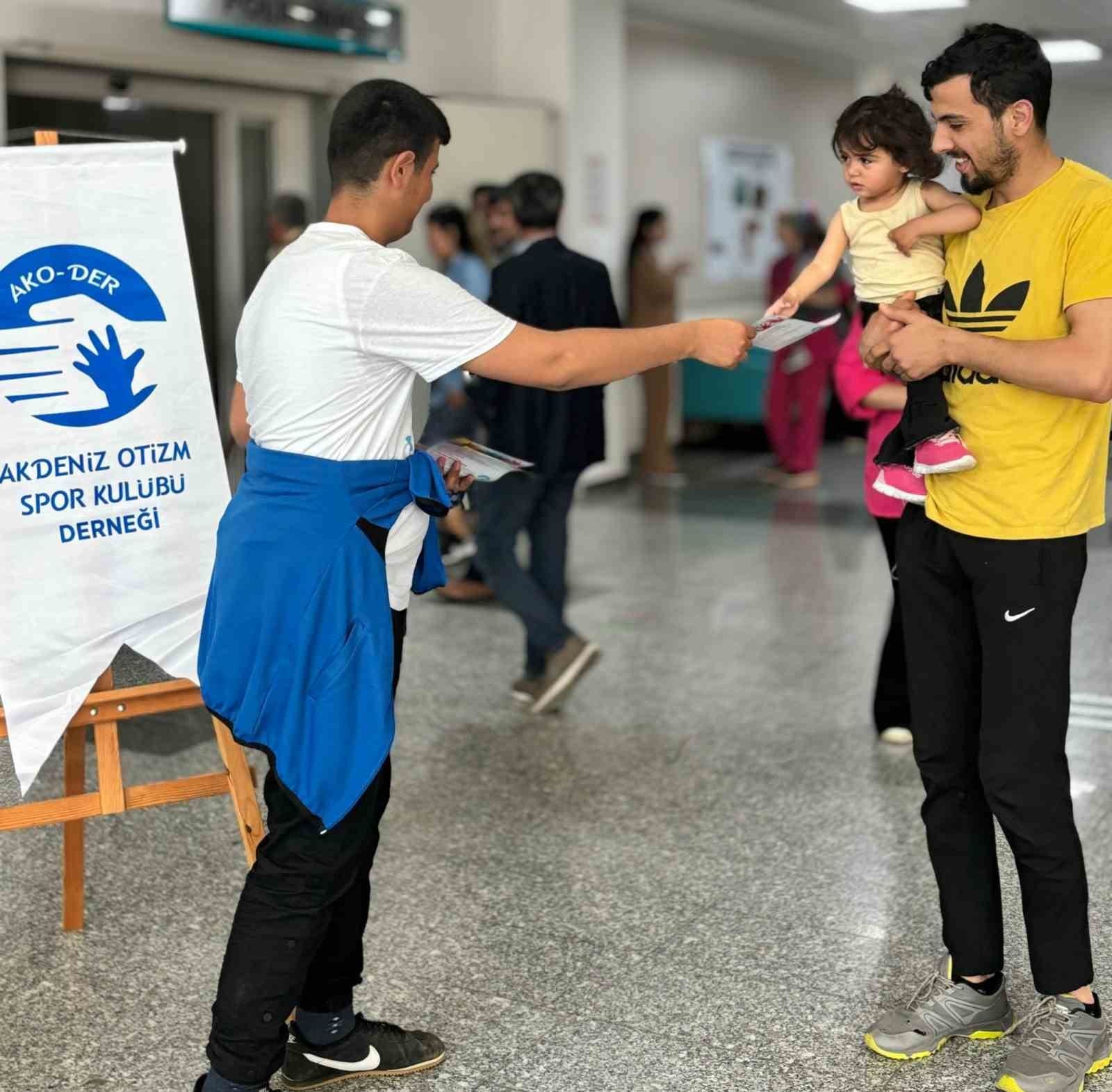 otizmli cocuklara doktor onlugu ve stetoskop hediye edildi 1 RlEdfzMK