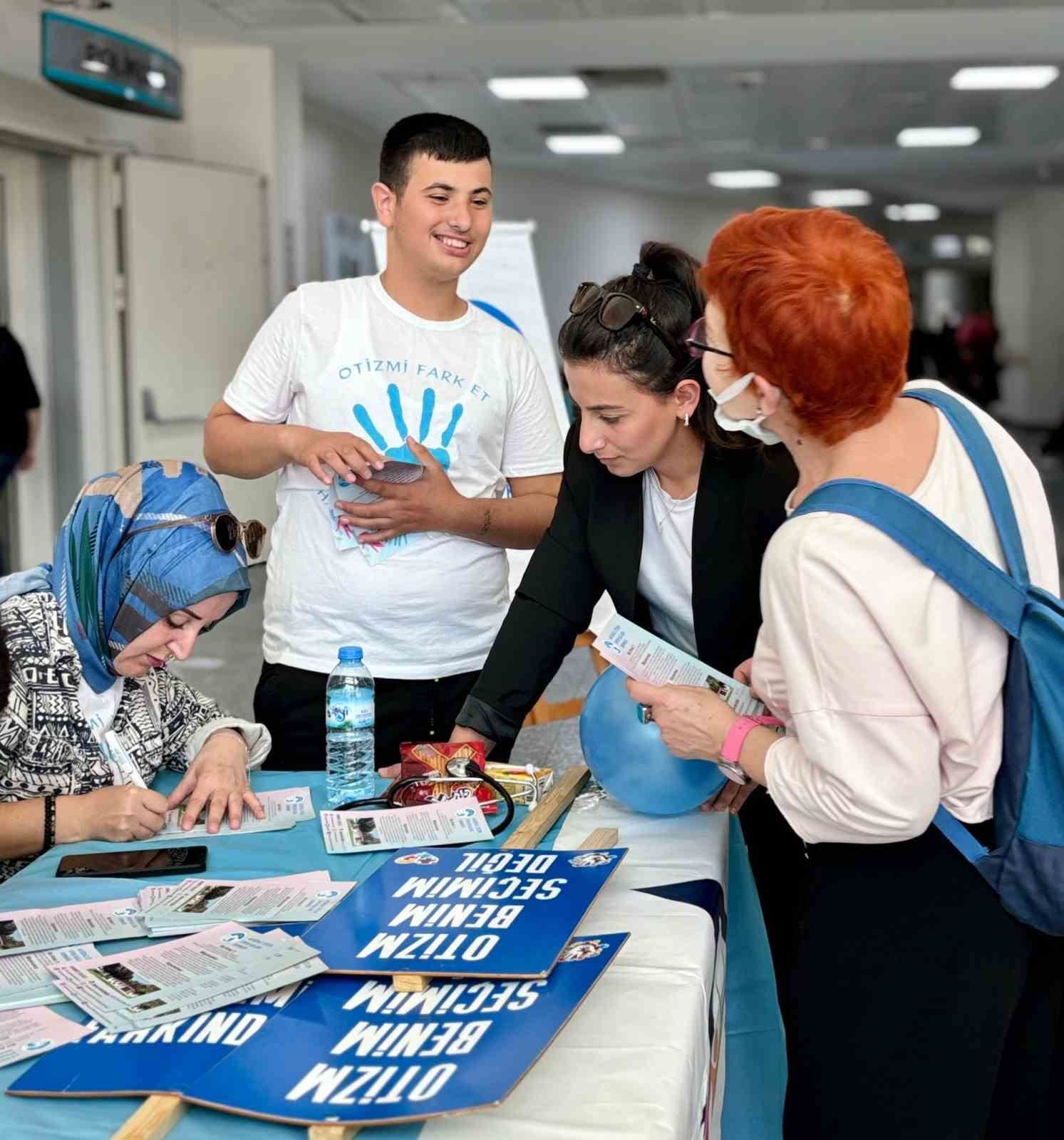 otizmli cocuklara doktor onlugu ve stetoskop hediye edildi 3 dschgv5R