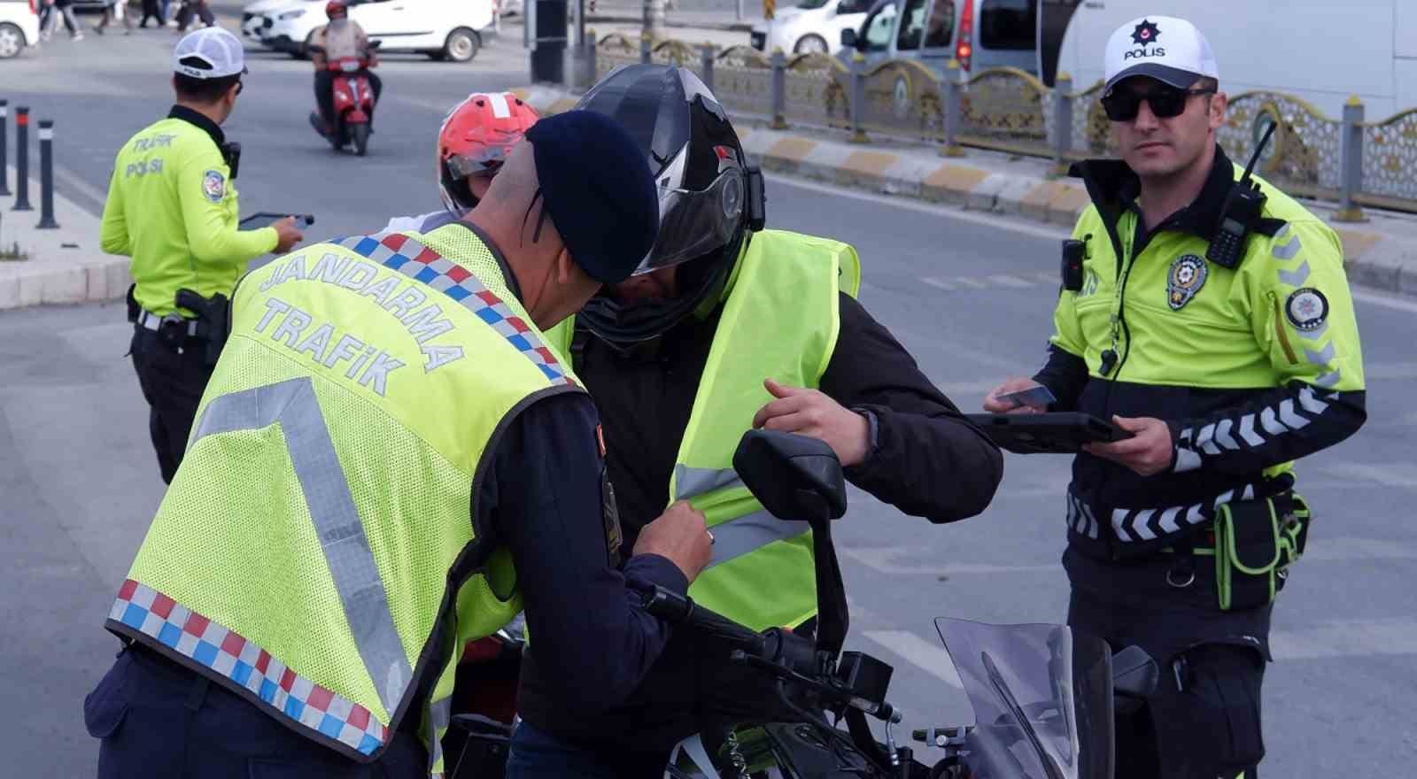 polis ve jandarmadan motosiklet suruculerine yelek hediyesi 0 kVrFTmfp