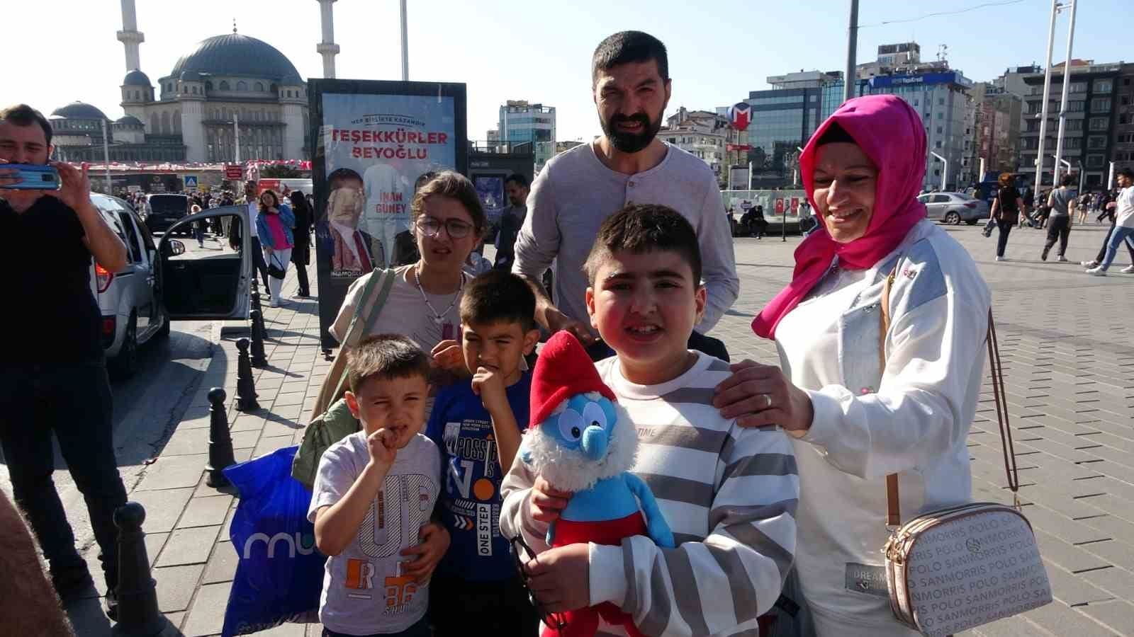 taksimde arabasini sekerlemelerle donatan supermen kostumlu adam cocuklarin ilgi odagi oldu 1 UGSXLvRm