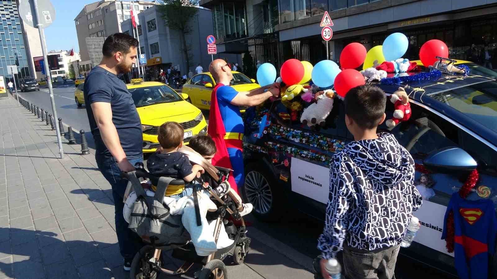 taksimde arabasini sekerlemelerle donatan supermen kostumlu adam cocuklarin ilgi odagi oldu 5