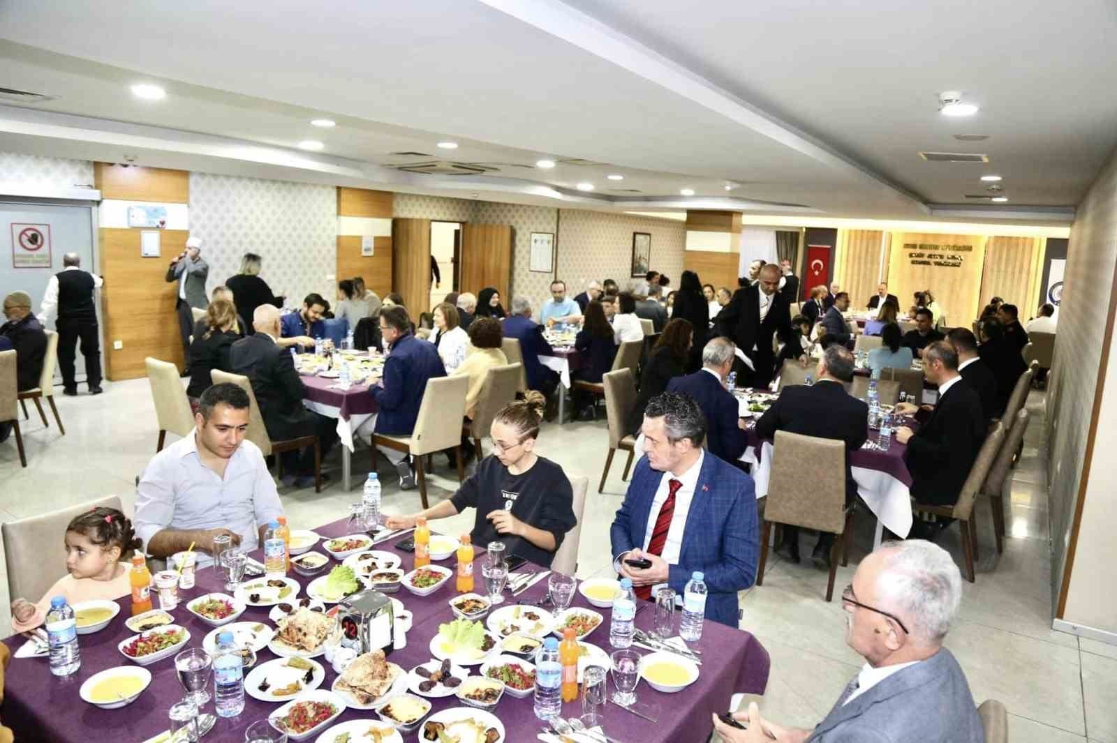 vali canbolat sehit aileleri gaziler ve gazi yakinlari ile iftarda bulustu 2 zyBI3FIG