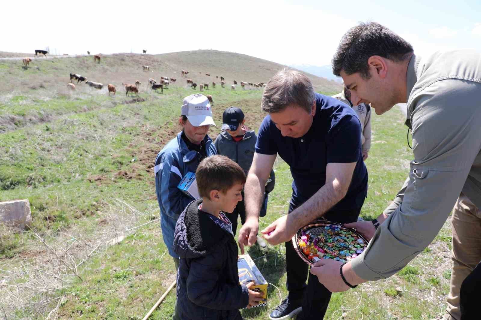 vali ile cobanlik yaban cocuklarin karsilasmasi yurekleri isitti 0 sIs15XC9