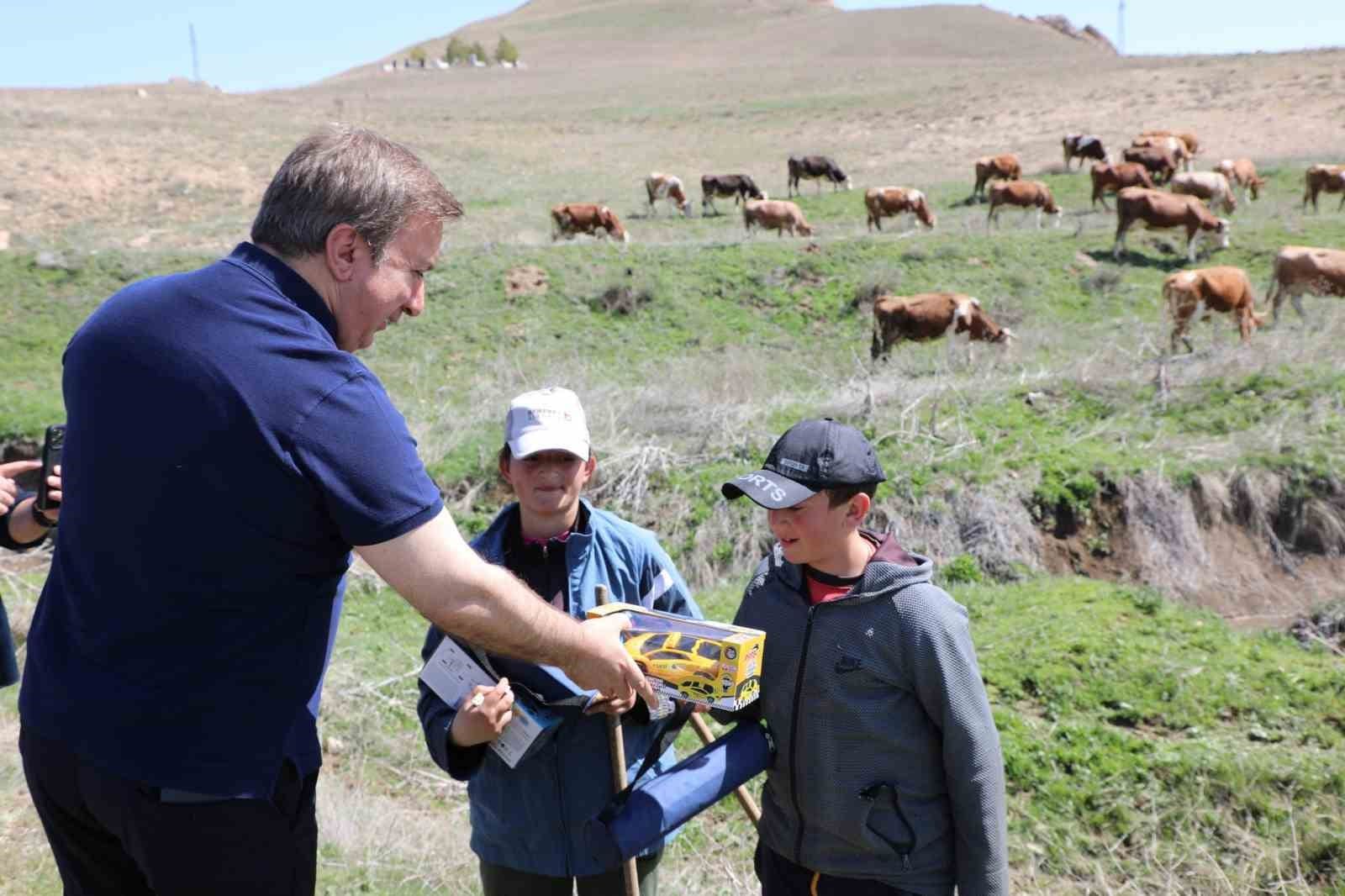 vali ile cobanlik yaban cocuklarin karsilasmasi yurekleri isitti 1 4Wn2LSlw