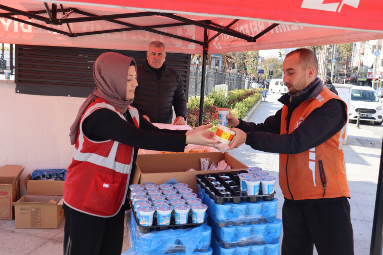 izmit belediyesi halka ataturk un en sevdigi yemekleri ikram etti2 2 1731242148 968