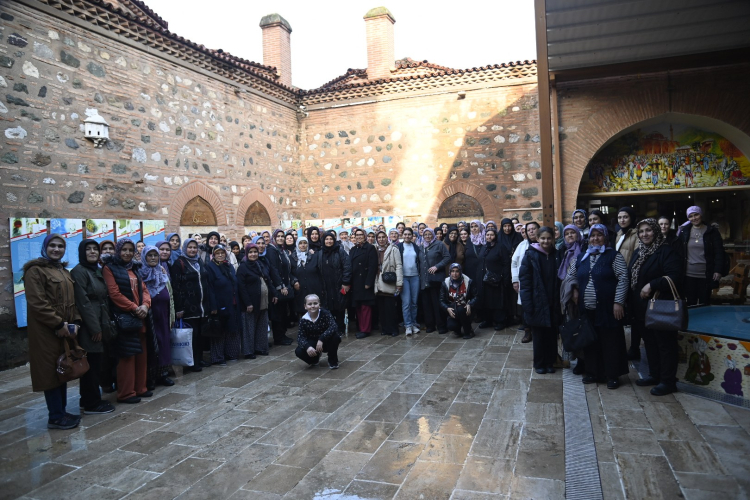 Alaşehir’den 86 kişilik kadın kafilesi Manisa’yı gezdi