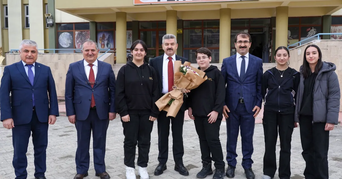 artvin-valisi-ergun-fen-lisesini-ziyaret-etti-ppvlRfMX.webp