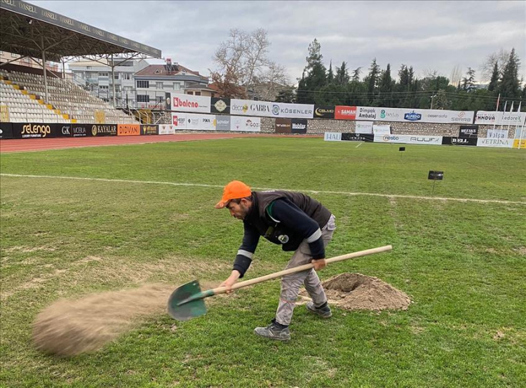 Bursa i̇negöl i̇lçe stadyumu zemini bakıma alındı