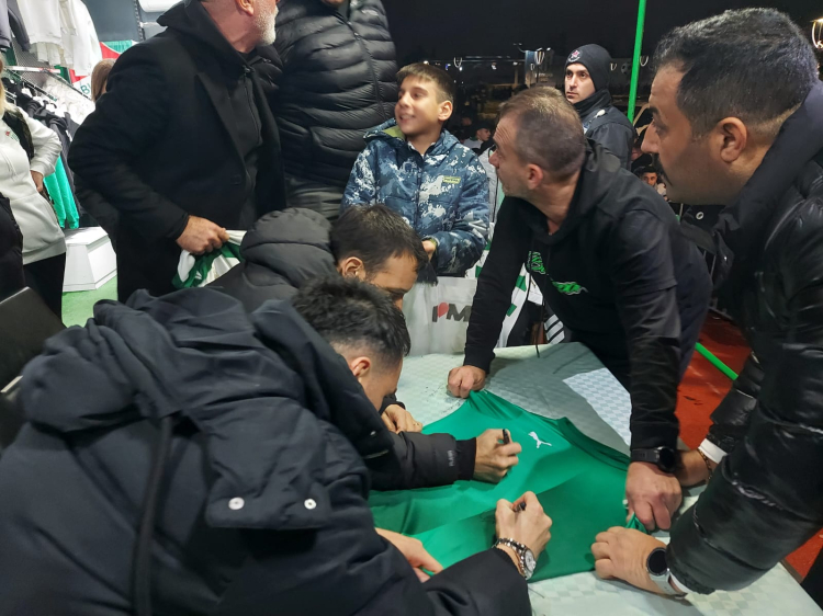 Bursaspor, ‘Yeni Yıl Meydanı’nda taraftarla buluştu