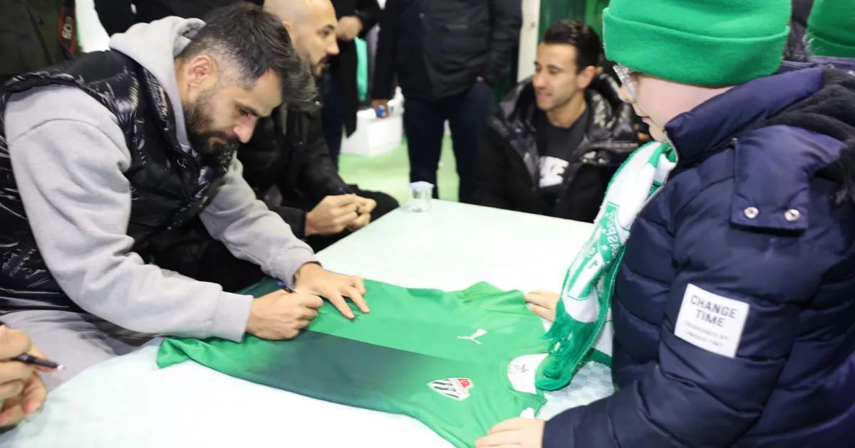 bursaspor-yeni-yil-meydaninda-taraftarla-bulustu-zjJIMYEl.webp