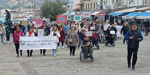 Foça’da engelliler farkındalık i̇çin yürüdü