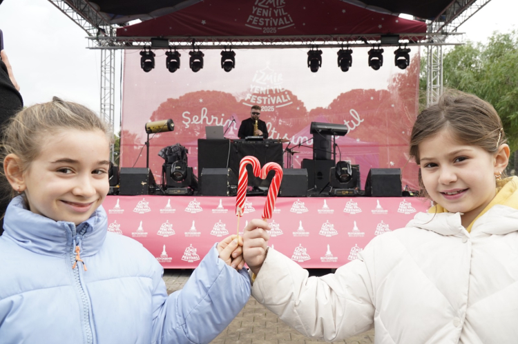 İzmir'de yeni yıl festivali’nde coşku dolu anlar