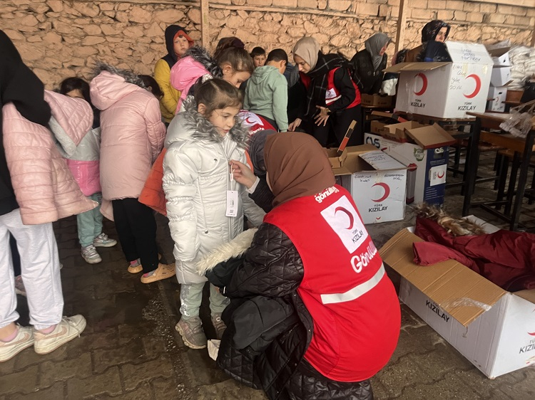 Kızılay Bursa Osmangazi Kadın Teşkilatı'ndan köy okullarına anlamlı destek