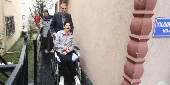 Kocaeli büyükşehir’den engelli bireye özel rampa
