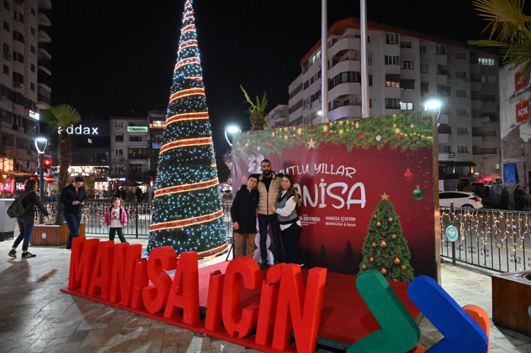 Manisa caddeleri yeni yıla hazır