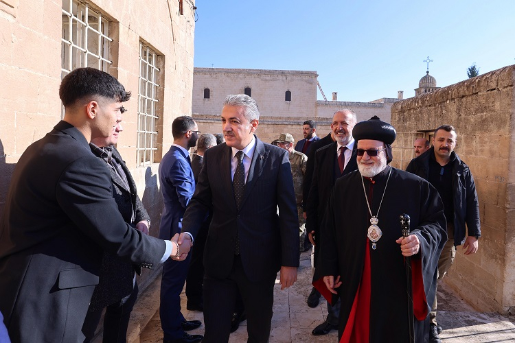 Mardin valisi tuncay akkoyun, süryanilerin doğuş bayramını kutladı