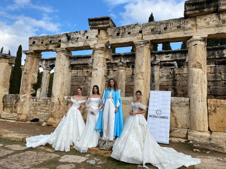 Meryem Ana, 250 bin dolarlık kıyafetiyle tarihi bir kez daha yaşattı... Hierapolis, Efes ve Meryem Ana'da tarihi gün