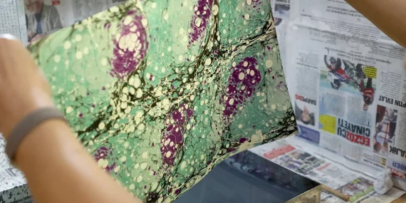 Renklere can katan eller: kültürün aynası ebru sanatı bu çatı altında yaşıyor