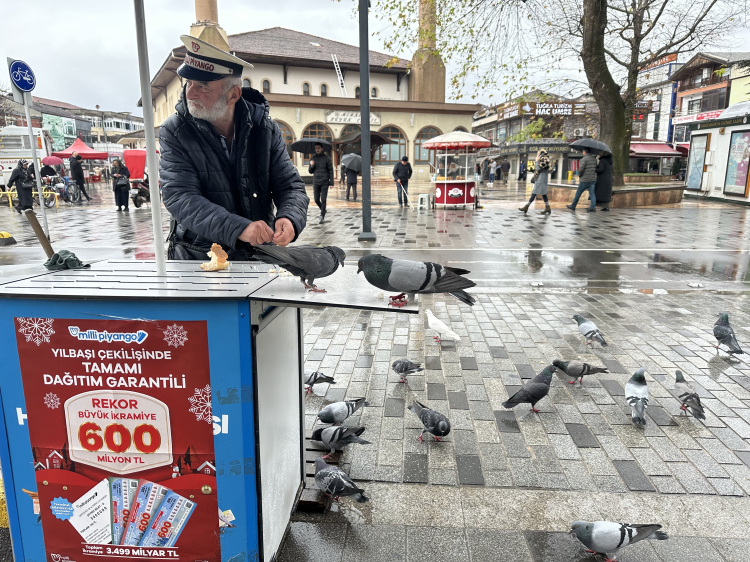 Seyyar bayi yılbaşı talih kuşlarını besledi!