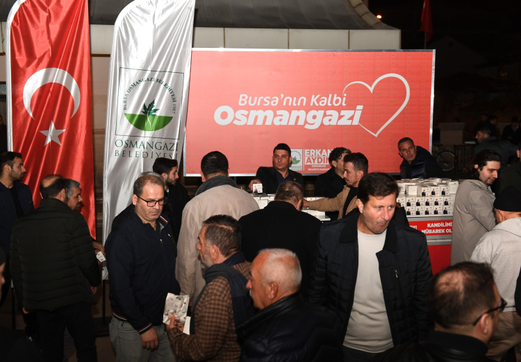 Bursa osmangazi belediyesi farklı noktalarda vatandaşlara kandil simidi dağıttı