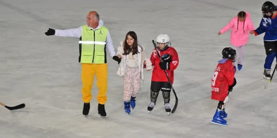Manisalı çocuklara buz pateni keyfi