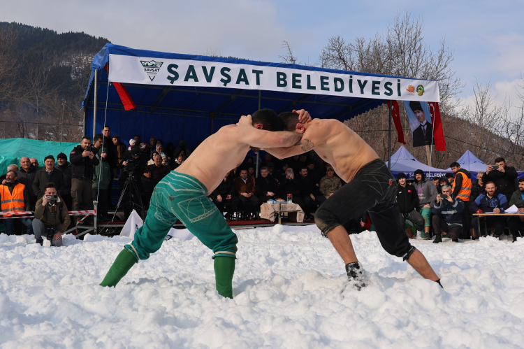Artvin şavşat'ta kar üstünde güç savaşı!