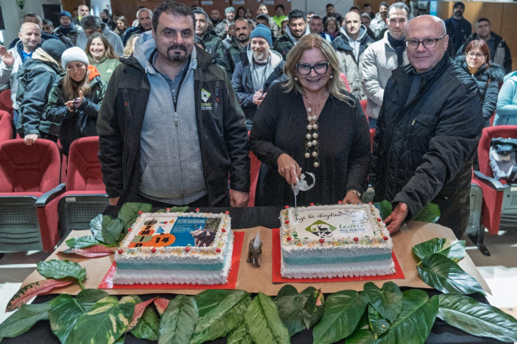 Türkiye’de doğan ilk fil i̇zmir 14 yaşında... 'fil'e bal kabaklı yaş günü!
