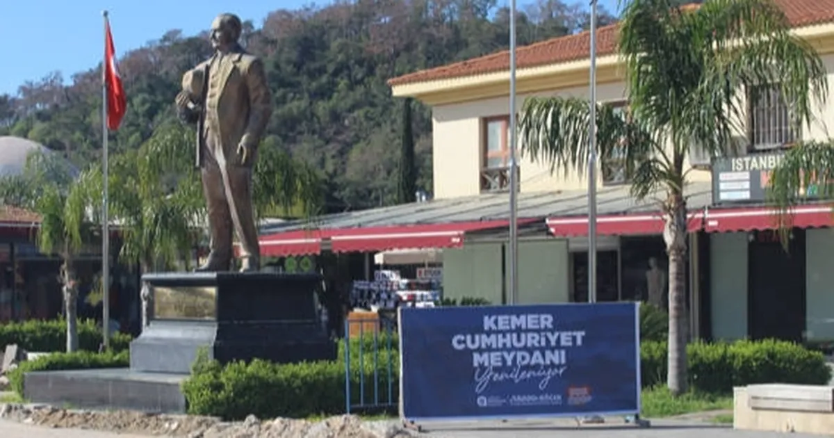antalya-kemer-cumhuriyet-meydani-turizm-donemine-hazirlaniyor-6EHJRRDn.webp