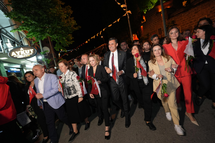 Binlerce manisalı şenlik kortejinde buluştu
