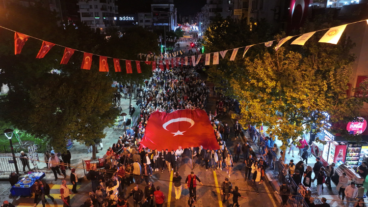Binlerce manisalı şenlik kortejinde buluştu