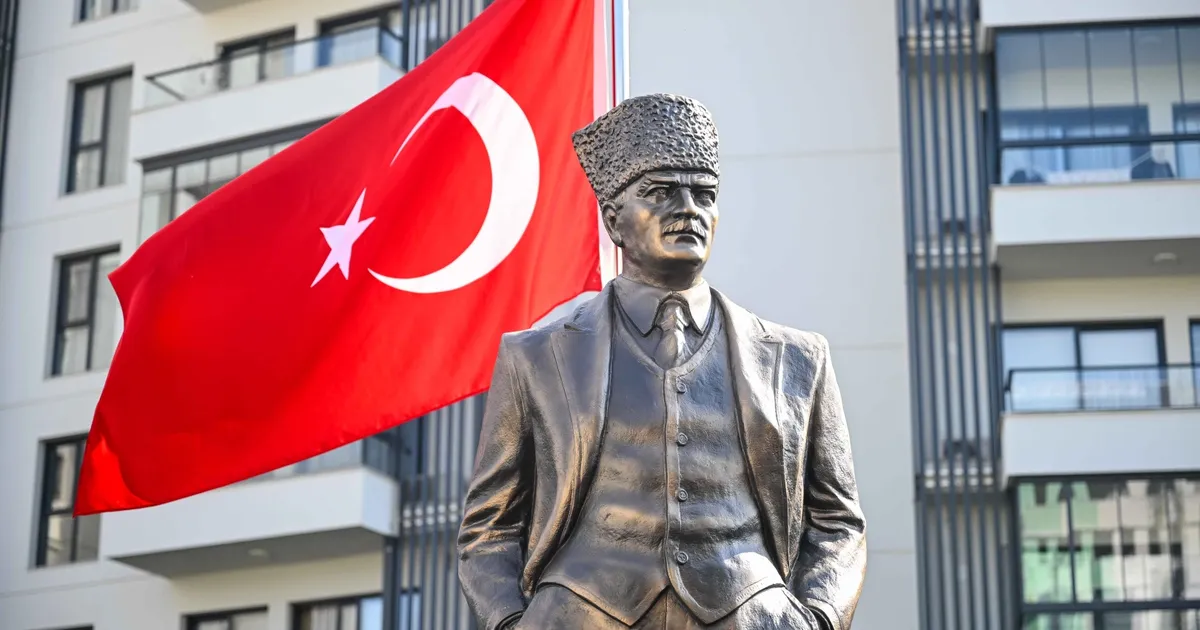 bornovada-abide-i-hurriyet-meydani-acildi-MLRGv7Se.webp