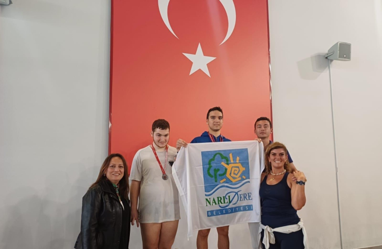 İzmir narlıdere’nin yüzücülerinden 5 altın 3 gümüş madalya