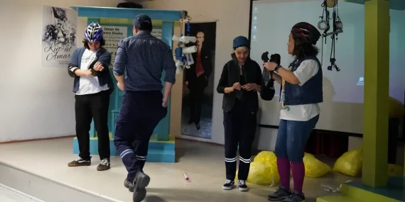 Kocaeli’de ‘sürdür abi’ hem eğlendiriyor, hem öğretiyor