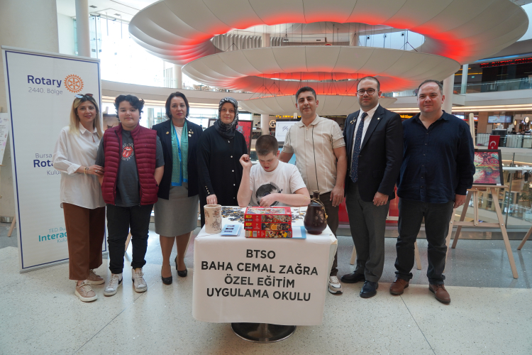 Otizmli Kerem’in yapboz standı Bursa’da sanatseverlerle buluştu