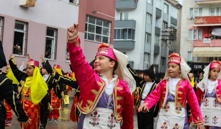 Bursa-gemlikte-1470-ogrenci-sanatla-bulusuyor-aaewbdqm. Webp
