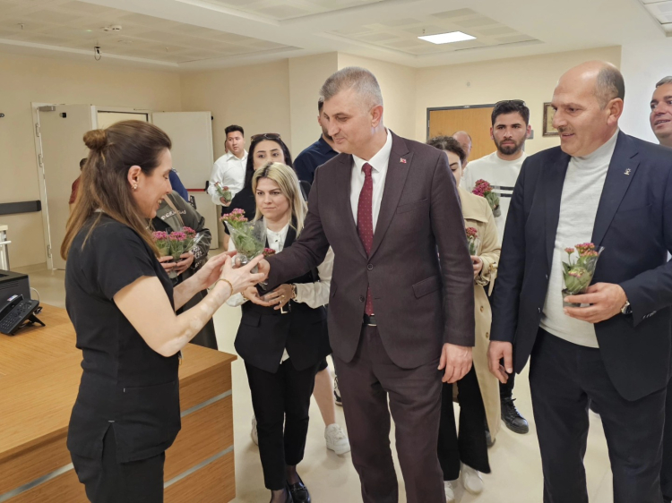 Kocaeli'de lider sezer’den hemşirelere sürpriz kutlama