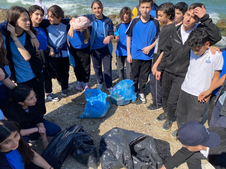 Mudanya'da ortaokul öğrencilerinden kıyı paklığı