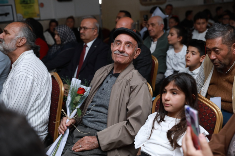 Sivaslı öğrenciler dede ve ninelerini ağırladı